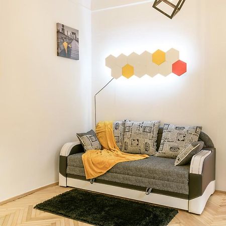 Red And Yellow Apartment Modern 利沃夫 外观 照片