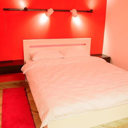 Red And Yellow Apartment Modern 利沃夫 外观 照片