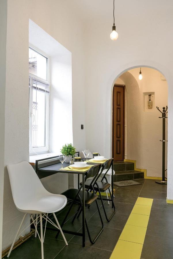 Red And Yellow Apartment Modern 利沃夫 外观 照片